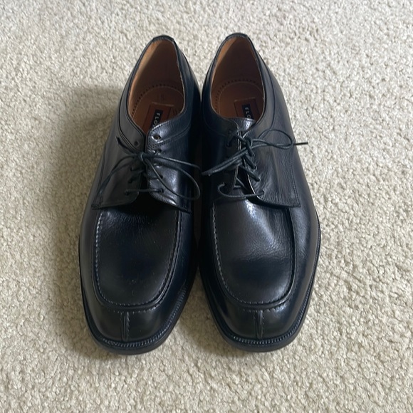 NEW. IN BOX. FLORSHEIM WIDE SIZE 9 - Picture 1 of 4